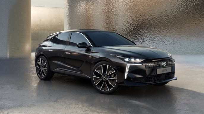 DS N°4, sono aperti gli ordini: il listino prezzi dell’ammiraglia di Stellantis