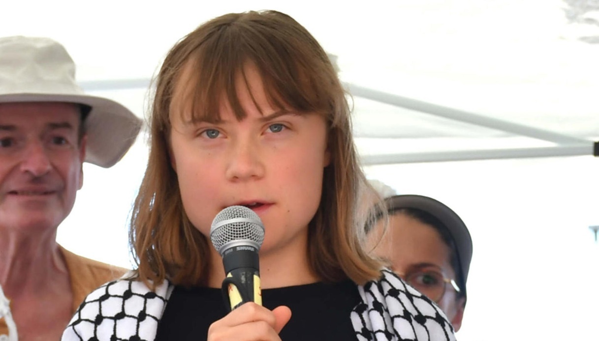 Greta Thumberg prima di salpare da Catania a bordo della Medleen