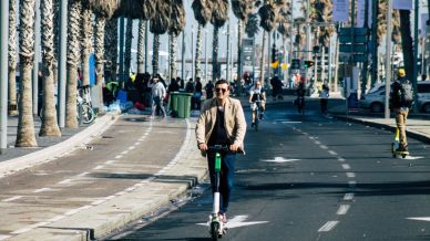 Casco obbligatorio sui monopattini, quale multa
