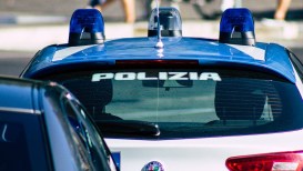 Targa modificata con lo scotch, automobilista assolto: era “solo” uno scherzo