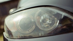 Come usare il "dentifricio" per i fari opacizzati dell'auto