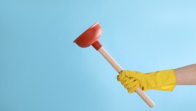 Come usare lo sturalavandini per riparare un'auto ammaccata