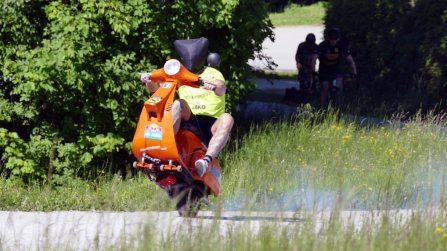 Scala le montagne in impennata e bendato: il folle stuntman sulla Vespa