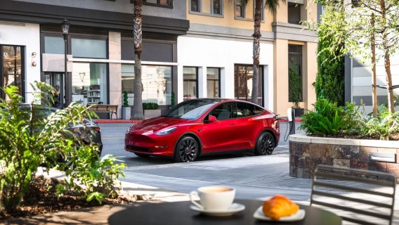 Guida autonoma al top, Elon Musk promette: le Tesla si consegneranno da sole al cliente