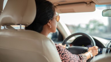 Deve sostenere l'esame per la patente: ci va guidando l'auto