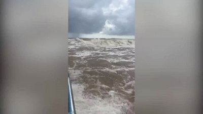 Onde da paura: la fuga della barca è da brivido