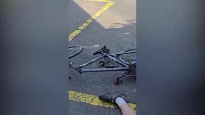 Il ciclista si schianta sulla DeLorean: il video è virale