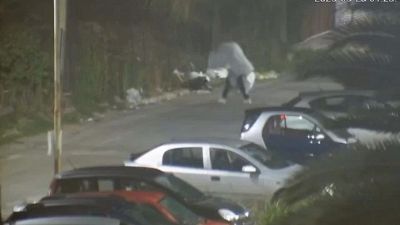 L'ultima follia: si traveste da fantasma per gettare la spazzatura