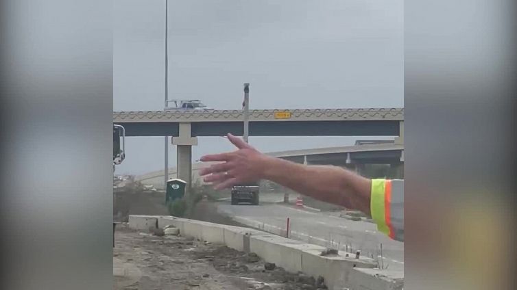 Si 'dimentica' della gru: schianto sul ponte