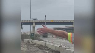 Si 'dimentica' della gru: schianto sul ponte