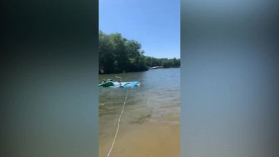 Lancia serpente su materassino: scoppia il panico