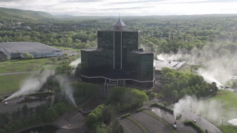 La demolizione dello storico albergo è spettacolare